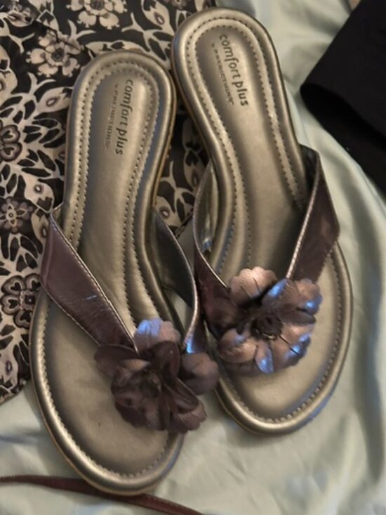 comfort plus by Predictions Shoes - size 81/2 8.5 womens silver floral shoes sandals 8 1/2 eight